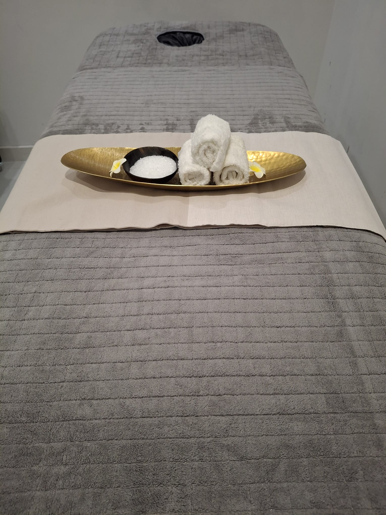 Massage treatment bed